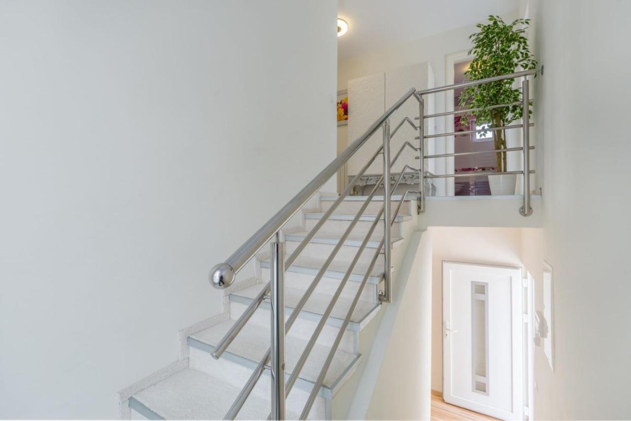 Exclusive 4 Bedroom Alex In With Private Pool, Garden And Parking *
