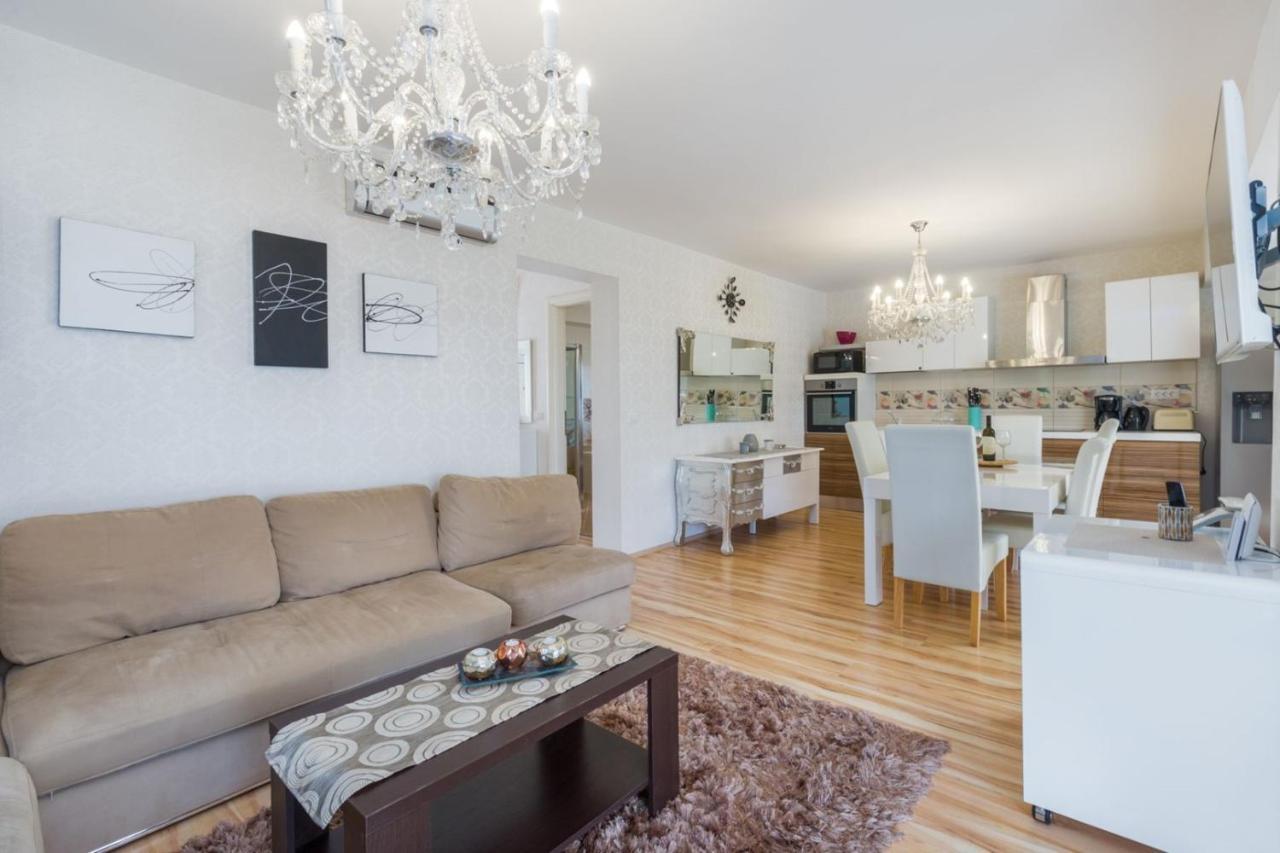 Villa Exclusive 4 Bedroom Alex In With Private Pool, Garden And Parking *