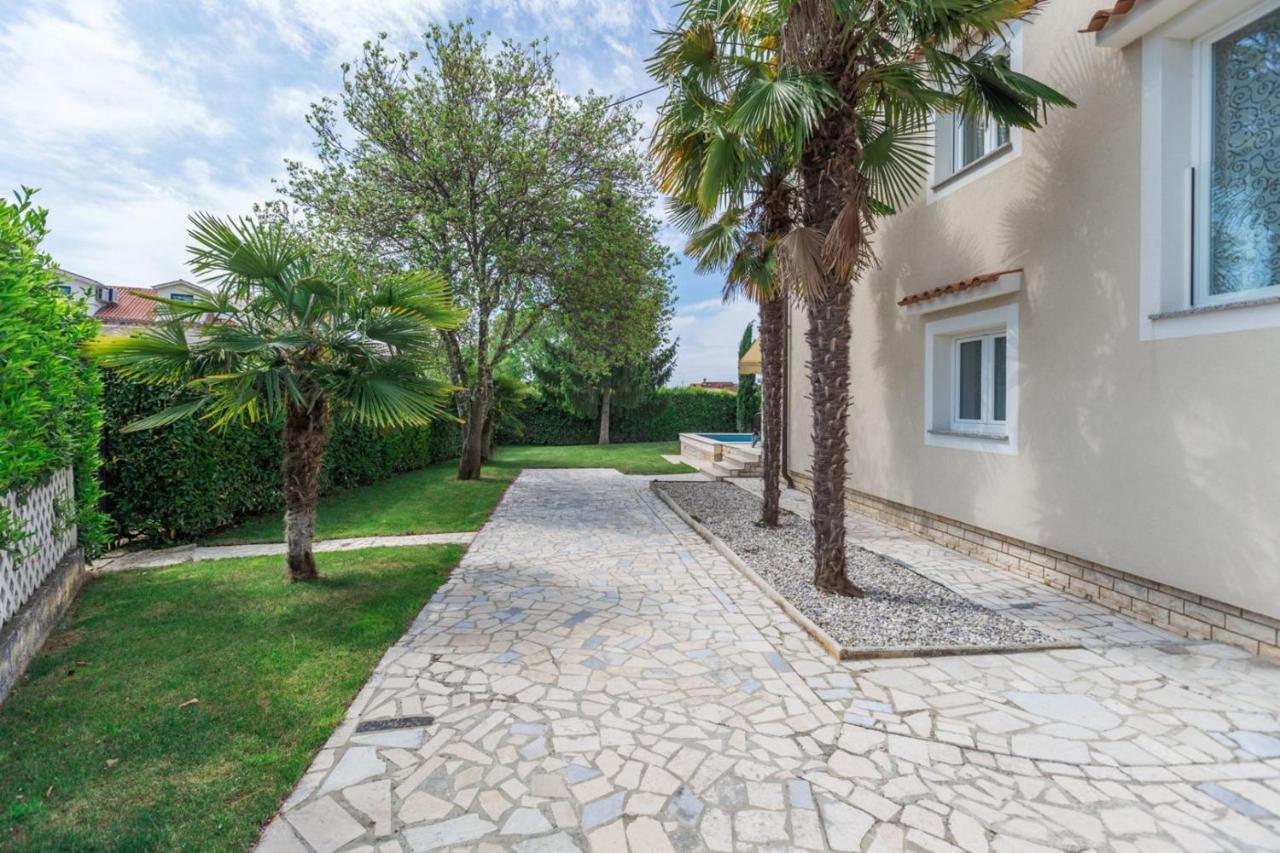 Exclusive 4 Bedroom Alex In With Private Pool, Garden And Parking
